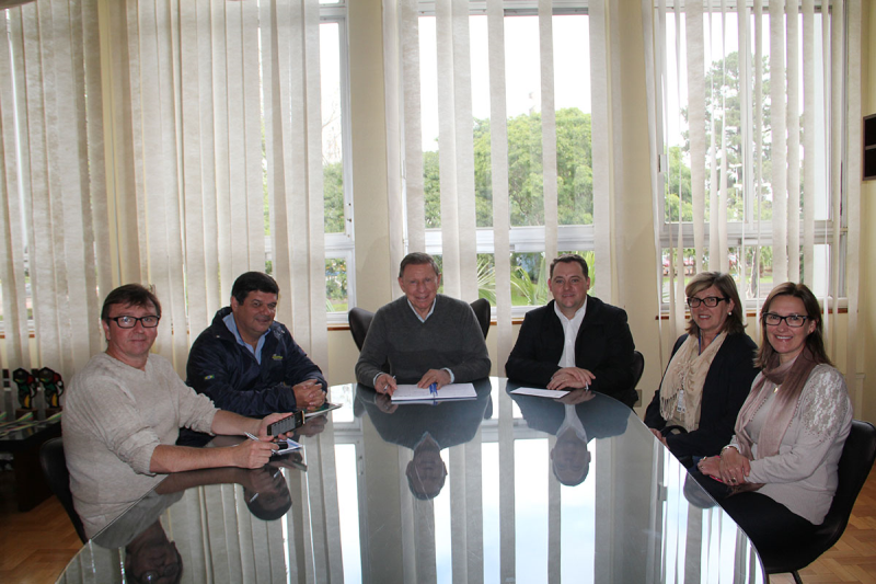 DIRETORIA DA APAE SE REÚNE COM EXECUTIVO